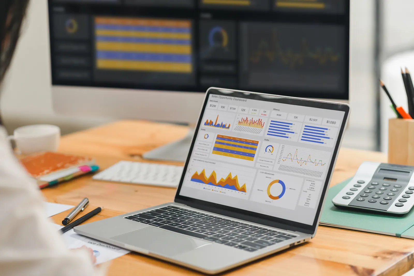 Profissional analisando gráficos de desempenho em um notebook