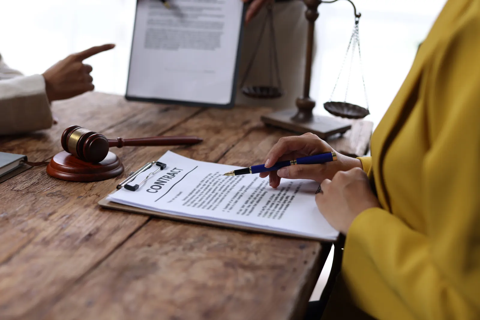 Advogado revisando um contrato sobre a mesa