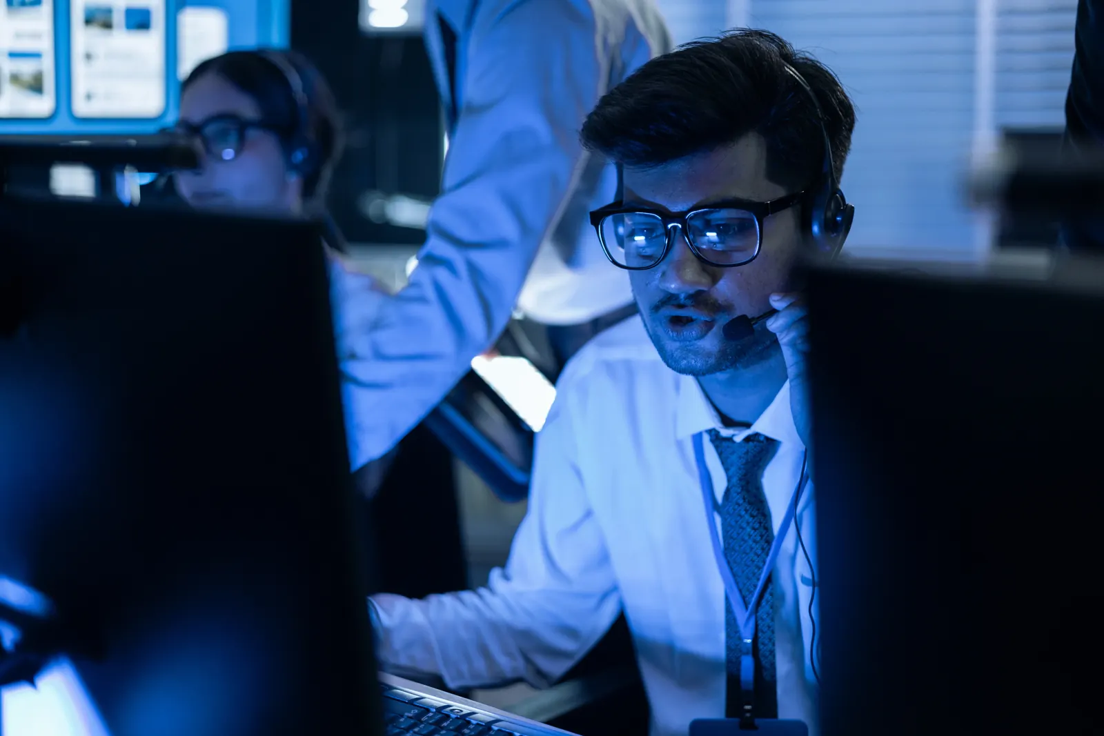 Especialista de segurança monitorando sistemas em uma central de operações