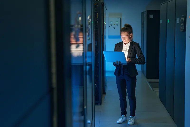 Técnica analisando servidores em um data center